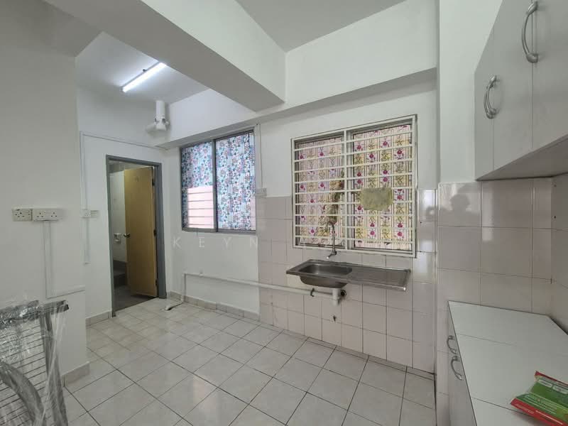 Pangsapuri untuk Dijual di Palm Garden Apartment - Keyn Aziz - Kitchen - PropertyGuru.com.my