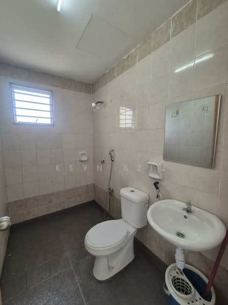 Pangsapuri untuk Dijual di Palm Garden Apartment - Keyn Aziz - Bathroom - PropertyGuru.com.my