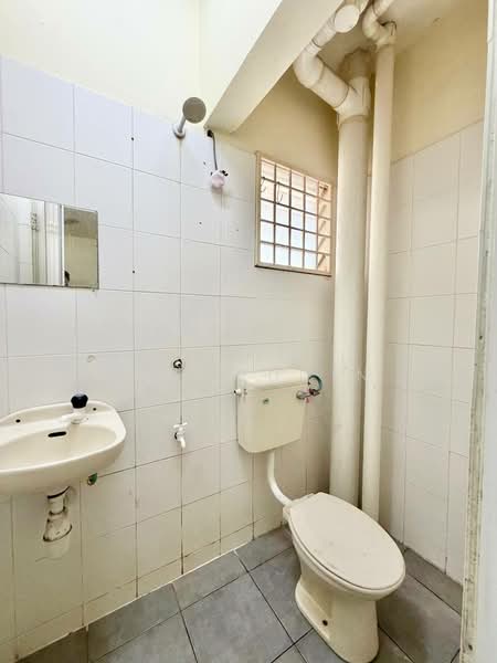 Apartment for Sale at Lakeview Apartments - Abid Sabarudin - Bathroom - PropertyGuru.com.my