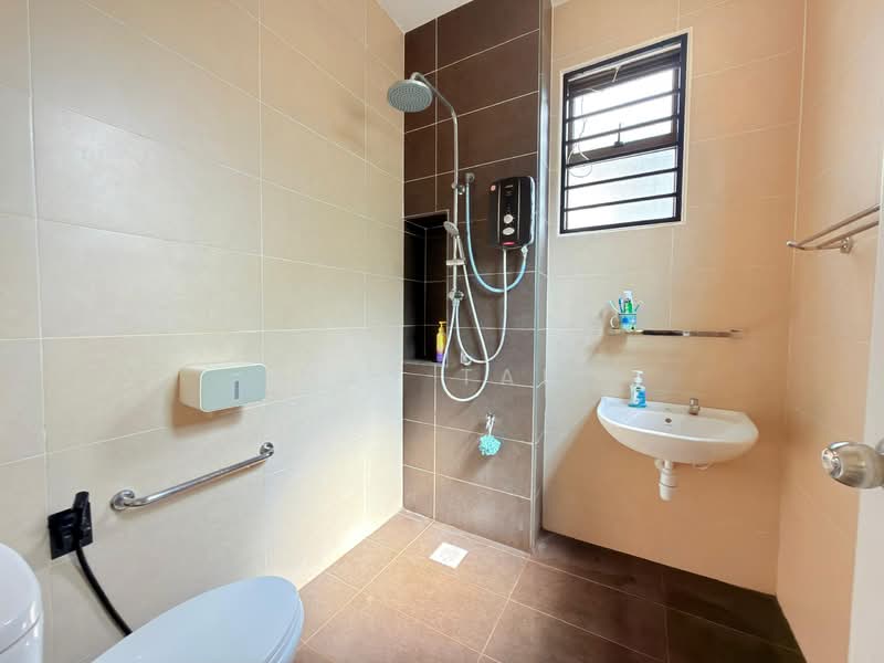 Semi-Detached House for Sale in Taman Kluang Indah (Kluang) - May Tan - Bathroom - PropertyGuru.com.my