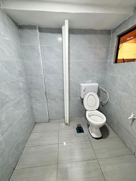Rumah Flat untuk Dijual di Flat Temenggong - Glenn Twe - Bathroom - PropertyGuru.com.my