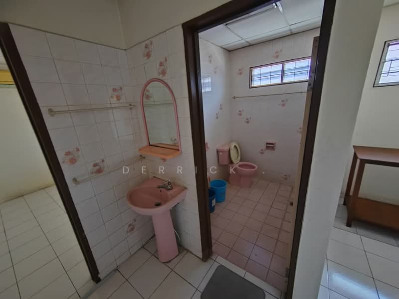 Shop for Rent in Jelutong (Penang) - Derrick . - Bathroom - PropertyGuru.com.my