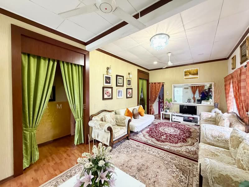 Bungalow for Sale in Taman Tuanku Jaafar (Sungai Gadut) - Ammeer Nadzrai - Living Room - PropertyGuru.com.my