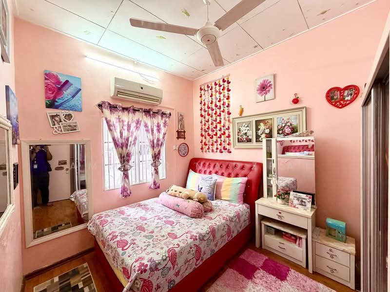 Bungalow for Sale in Taman Tuanku Jaafar (Sungai Gadut) - Ammeer Nadzrai - Bedroom - PropertyGuru.com.my