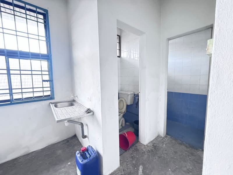 Kedai untuk Dijual di Taman Rinting (Masai) - Daniel Tan - Bathroom - PropertyGuru.com.my
