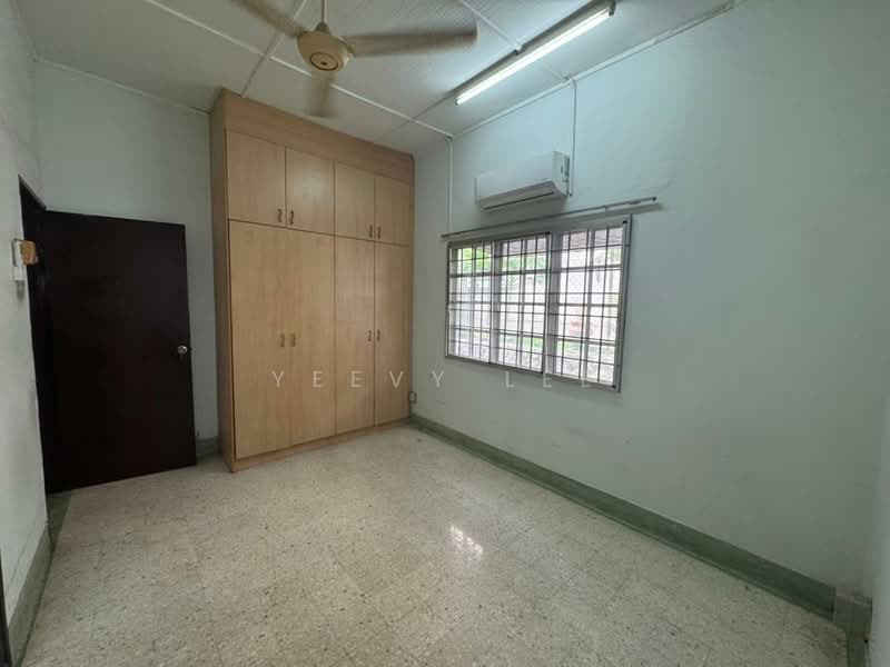 Rumah Banglo untuk Dijual di Seksyen 12 (Petaling Jaya) - Yeevy Lee - Bedroom - PropertyGuru.com.my