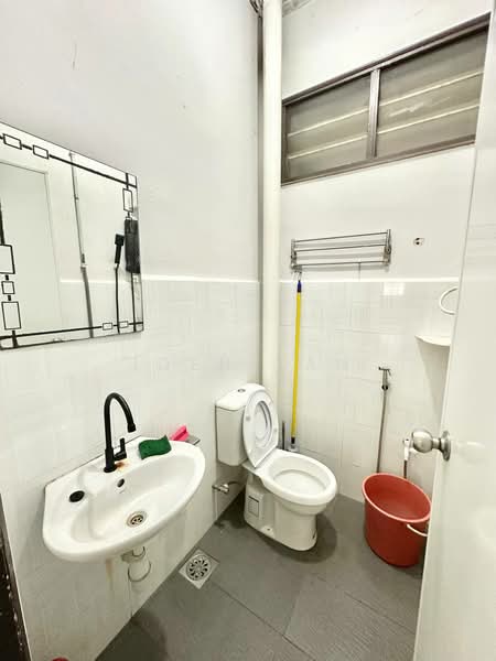 1-storey Terraced House for Sale in Taman Perling (Perling) - Iden Tan - Bathroom - PropertyGuru.com.my