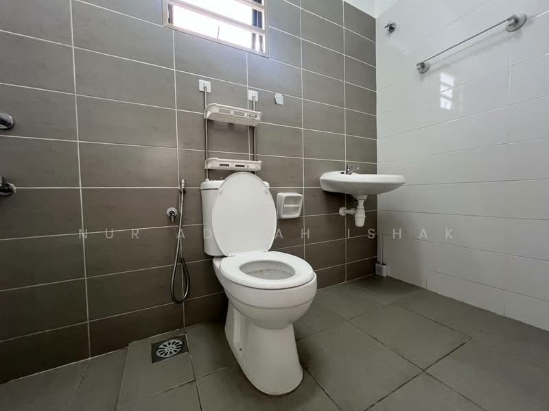 Rumah Teres 2 Tingkat untuk Dijual di Semenyih (Selangor) - Nur Adibah Ishak - Bathroom - PropertyGuru.com.my