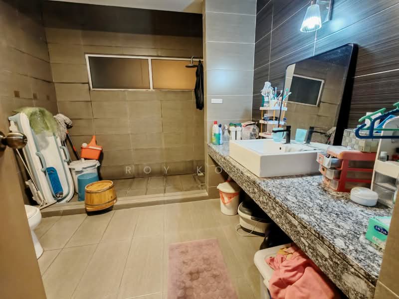 Rumah Berkembar untuk Dijual di Seri Kembangan (Selangor) - Roy Kong - Bathroom - PropertyGuru.com.my