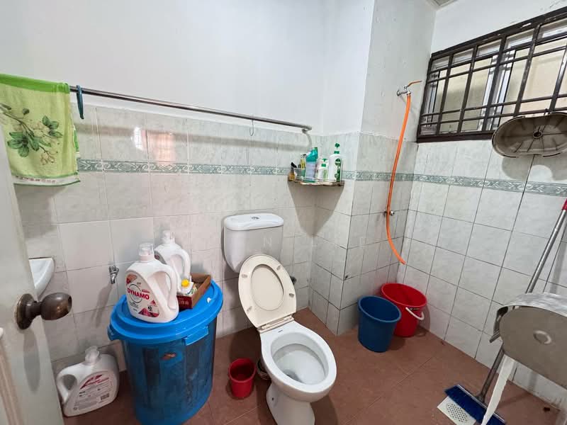 Pangsapuri untuk Dijual di Desa Skudai Apartment - Alan Lee - Bathroom - PropertyGuru.com.my