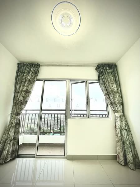 Servis Apartment untuk Dijual di Sentrovue - Jaleela Banu Ahmad - Balcony - PropertyGuru.com.my
