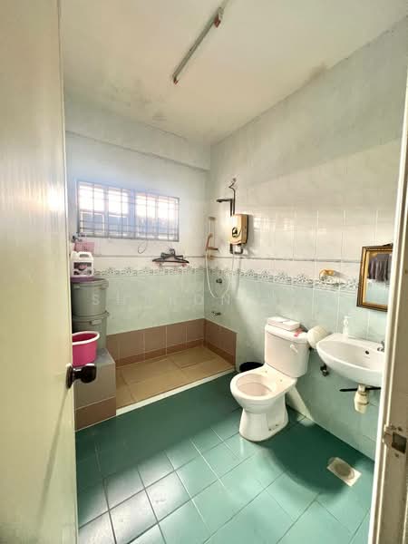 Rumah Teres 2 Tingkat untuk Dijual di Taman Sri Putra (Tampoi) - Sharon Ng - Bathroom - PropertyGuru.com.my