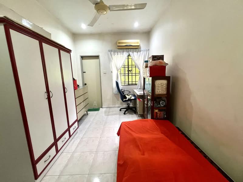 Rumah Teres 2 Tingkat untuk Dijual di Taman Sri Putra (Tampoi) - Sharon Ng - Bedroom - PropertyGuru.com.my