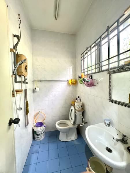 Rumah Teres 2 Tingkat untuk Dijual di Taman Sri Putra (Tampoi) - Sharon Ng - Bathroom - PropertyGuru.com.my