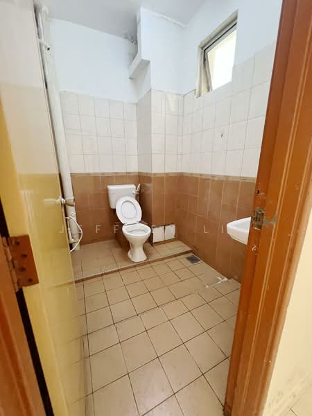 Pangsapuri untuk Dijual di Larkin Indah - Jeffrey Lim - Bathroom - PropertyGuru.com.my