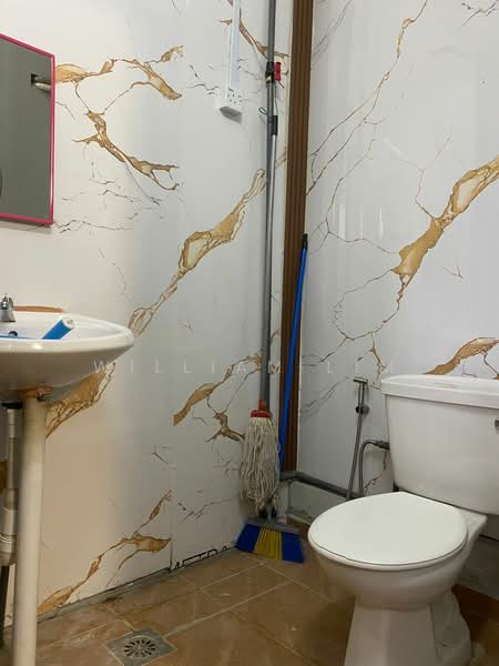Rumah Teres 1 Tingkat untuk Disewa di Taman Pelangi (Parit Jawa) - William Lim - Bathroom - PropertyGuru.com.my