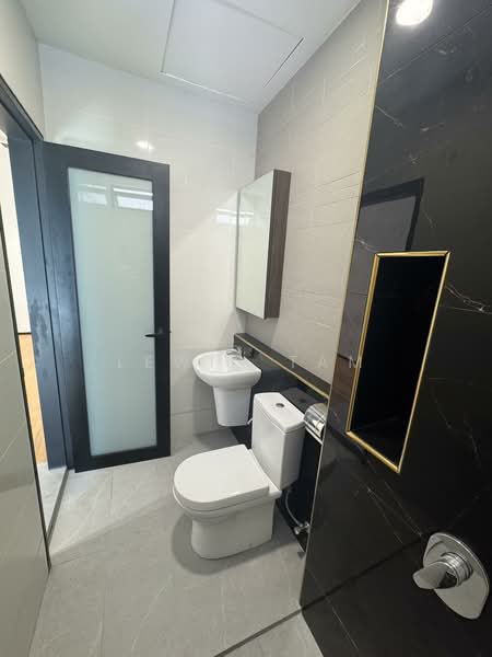 Rumah Teres 2 Tingkat untuk Dijual di Bandar Kinrara (Selangor) - Lewis Tam - Bathroom - PropertyGuru.com.my