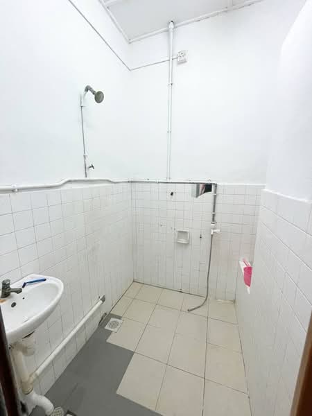 Rumah Teres 1 Tingkat untuk Dijual di Taman Batu Pahat (Batu Pahat) - Marcus Tey - Bathroom - PropertyGuru.com.my