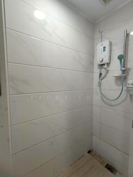 Kediaman Servis untuk Dijual di Country Garden Central Park - Kaddy Loh - Bathroom - PropertyGuru.com.my