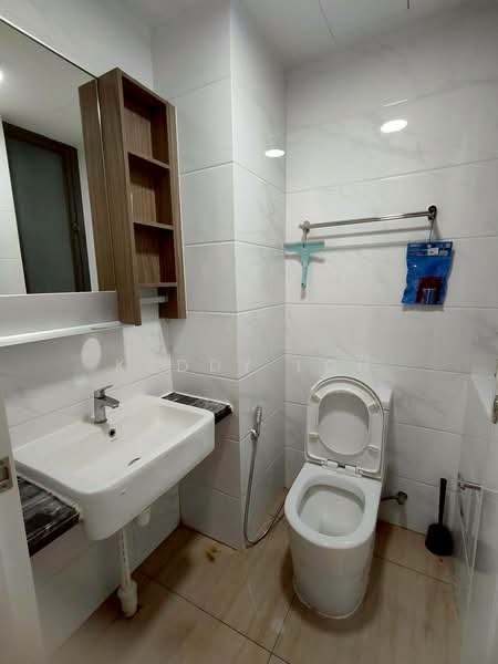 Kediaman Servis untuk Dijual di Country Garden Central Park - Kaddy Loh - Bathroom - PropertyGuru.com.my