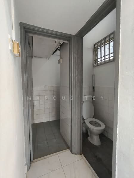 Rumah Flat untuk Dijual di Flat Taman Rinting - Marcus Tey - Bathroom - PropertyGuru.com.my