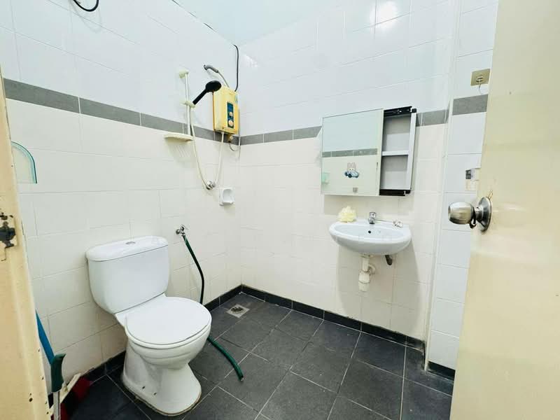 2-storey Terraced House for Sale in Taman Mount Austin (Tebrau) - Andrew Teo - Bathroom - PropertyGuru.com.my
