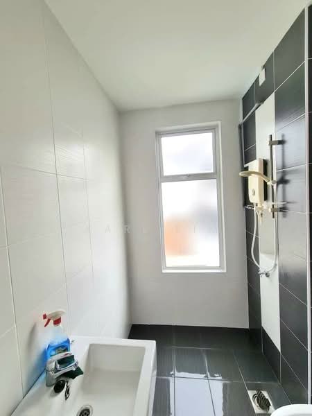 Rumah Teres 3 Tingkat untuk Dijual di Bandar Seri Alam (Masai) - Karl Lim - Bathroom - PropertyGuru.com.my