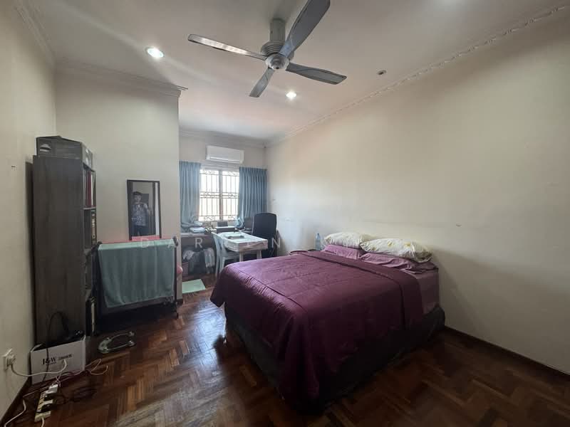 Semi-Detached House for Sale in Seri Kembangan (Selangor) - Darren Khoo - Bedroom - PropertyGuru.com.my