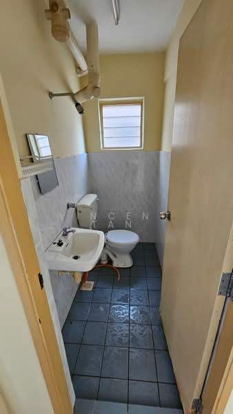 Pangsapuri untuk Dijual di Anggerik Apartment - Vincent Tan - Bathroom - PropertyGuru.com.my