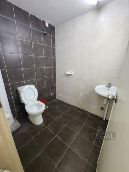 Pangsapuri untuk Disewa di De Bayu - Alex Lee - Bathroom - PropertyGuru.com.my
