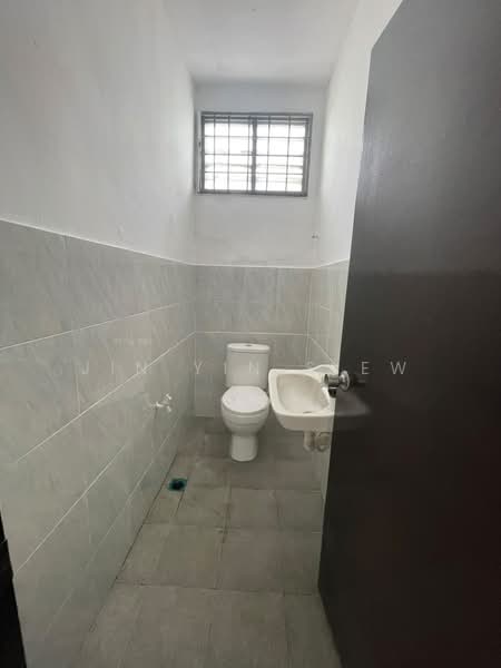 Kilang untuk Disewa di Kawasan Perindustrian Nilai 7 (Nilai) - Jin Yin Siew - Bathroom - PropertyGuru.com.my