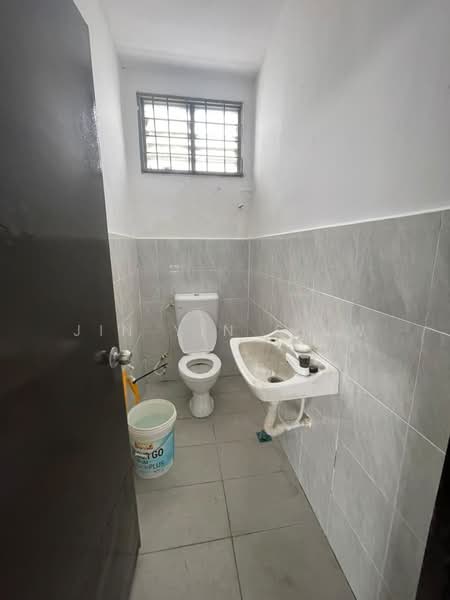 Kilang untuk Disewa di Kawasan Perindustrian Nilai 7 (Nilai) - Jin Yin Siew - Bathroom - PropertyGuru.com.my