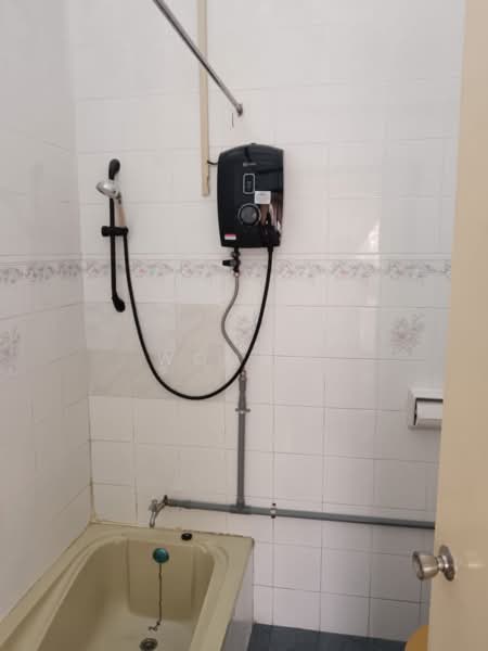 2-storey Terraced House for Rent in Taman Kota Laksamana (Melaka City) - Woon . - Bathroom - PropertyGuru.com.my