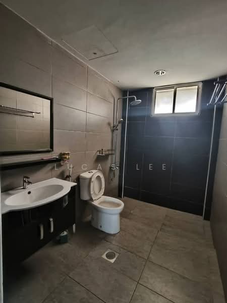 Kondominium untuk Dijual di Country Tower Condominium - Lucas Lee - Bathroom - PropertyGuru.com.my