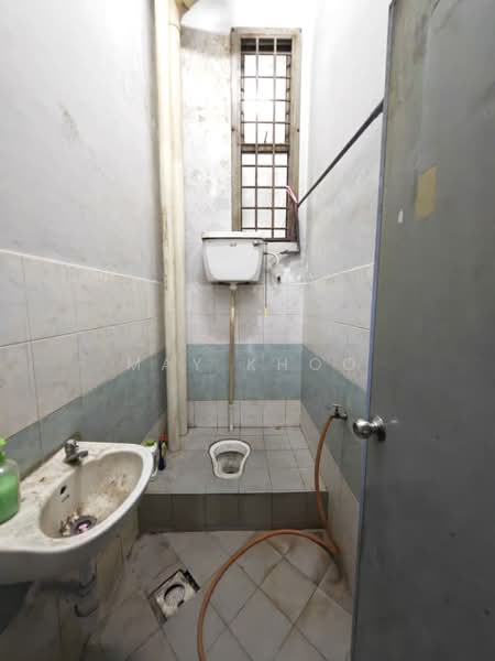 Kilang untuk Disewa di Taman Desa Cemerlang (Ulu Tiram) - May Khoo - Bathroom - PropertyGuru.com.my