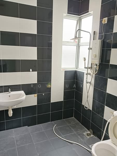 Semi-Detached House for Sale in Taman Seri Juru (Bukit Minyak) - Roy Kuak - Bathroom - PropertyGuru.com.my