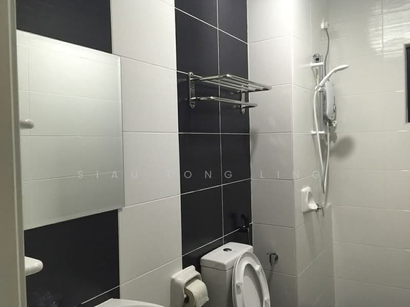 Service Residence for Sale at Sky View - Siau Tong Ling - Bathroom - PropertyGuru.com.my