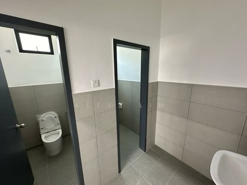 Factory for Sale in Pasir Gudang (Johor) - Alexy Lim - Bathroom - PropertyGuru.com.my