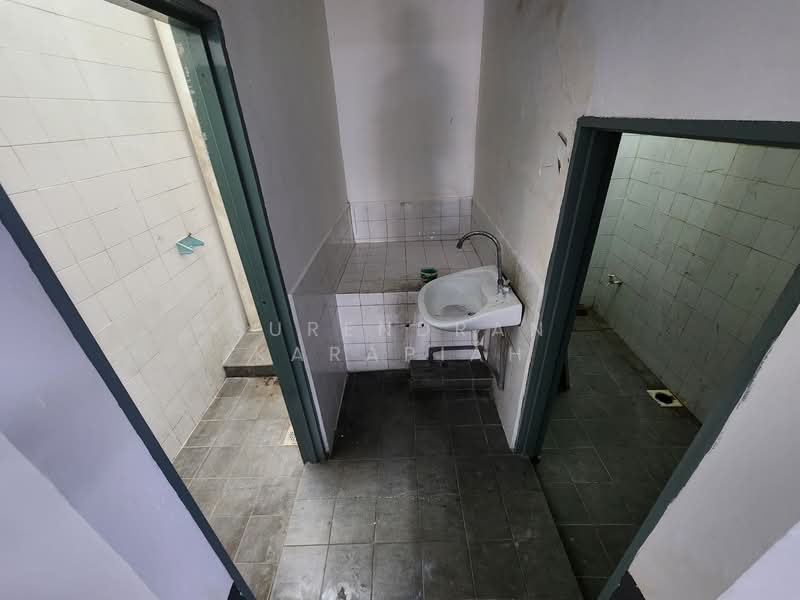 Shop for Rent in Taman Bayu Perdana (Klang) - Surendran Karapiah - Bathroom - PropertyGuru.com.my