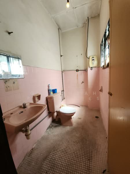 2-storey Terraced House for Sale in Taman Megah (Petaling Jaya) - G S Cheah Properties - Bathroom - PropertyGuru.com.my
