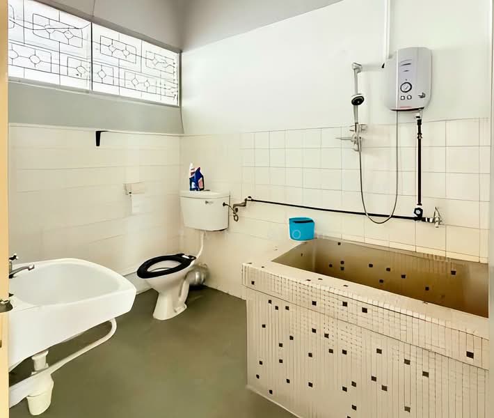 Terraced House for Sale in Island Glades (Jelutong) - Qyan Goh - Bathroom - PropertyGuru.com.my
