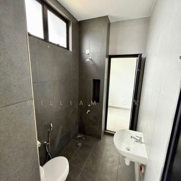 Rumah Teres 2 Tingkat untuk Dijual di Taman Mount Austin (Tebrau) - William Loke - Bathroom - PropertyGuru.com.my