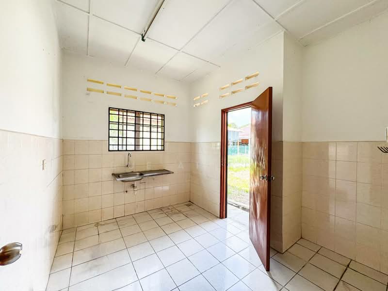 Bungalow for Sale in Bandar Mahkota Banting (Tanjong Duabelas) - Sue Arifin - Kitchen - PropertyGuru.com.my