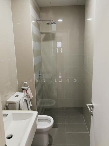 Servis Apartment untuk Dijual di South View - Ben Ling - Bathroom - PropertyGuru.com.my