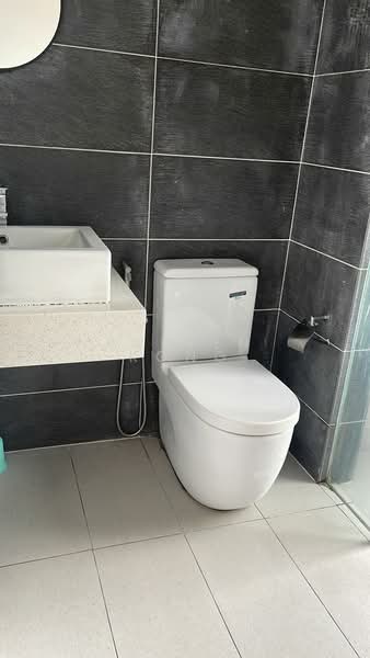 Servis Apartment untuk Disewa di Le Pavillion - Karyen Kong - Bathroom - PropertyGuru.com.my
