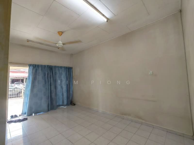 Rumah Teres 1 Tingkat untuk Dijual di Taman Saujana Indah (Bukit Katil) - Tim Piong - Living Room - PropertyGuru.com.my