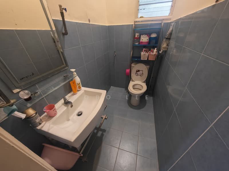 Semi-Detached House for Sale in Taman Overseas Union (Taman Oug) (Jalan Klang Lama (Old Klang Road)) - Bobo Lee - Bathroom - PropertyGuru.com.my