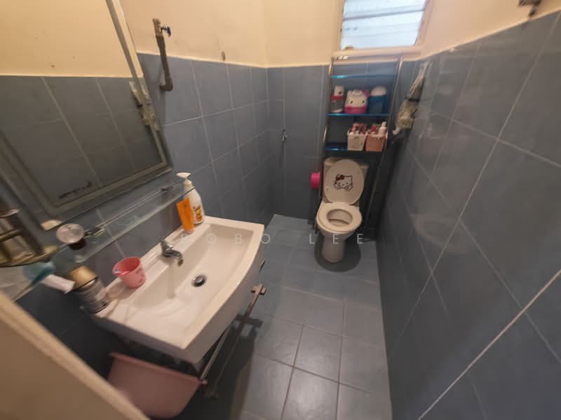 Semi-Detached House for Sale in Taman Overseas Union (Taman Oug) (Jalan Klang Lama (Old Klang Road)) - Bobo Lee - Bathroom - PropertyGuru.com.my
