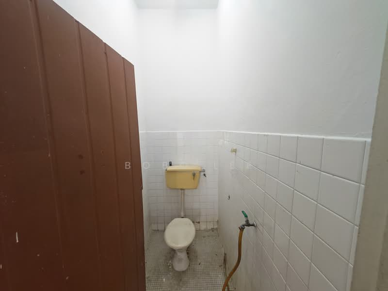 2-storey Terraced House for Sale in Taman Overseas Union (Taman Oug) (Jalan Klang Lama (Old Klang Road)) - Bobo Lee - Bathroom - PropertyGuru.com.my