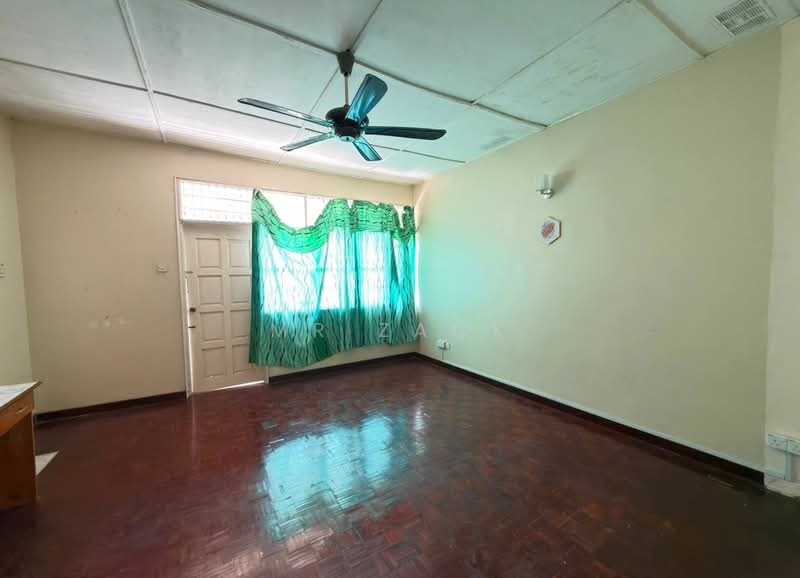 2-storey Terraced House for Sale in Seksyen 4 (Shah Alam) - Mr Zack - Living Room - PropertyGuru.com.my